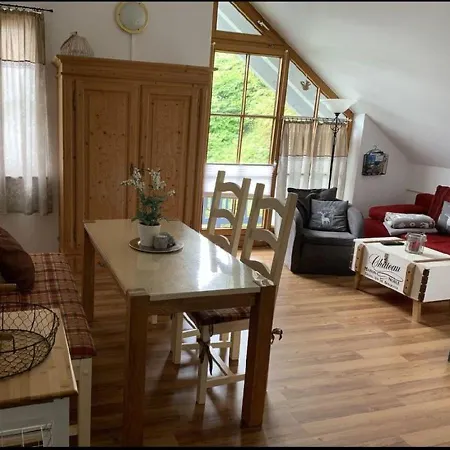 Apartment Modern Eingerichtete Ferienwohnung Mit Balkon Und Blick Auf Berge Sowie Mit Gemeinschaftsgarten
