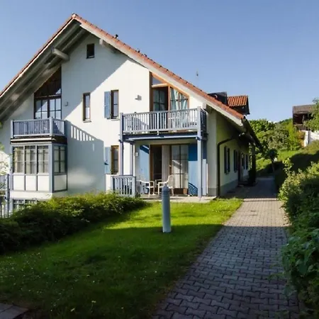 Modern Eingerichtete Ferienwohnung Mit Balkon Und Blick Auf Berge Sowie Mit Gemeinschaftsgarten