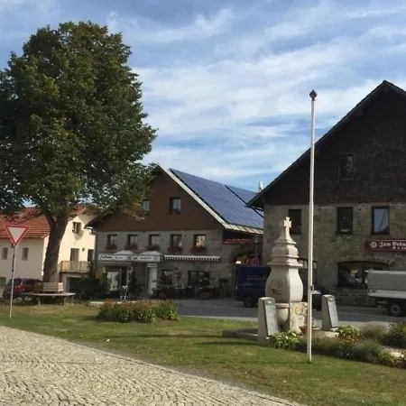 Modern Eingerichtete Ferienwohnung Mit Balkon Und Blick Auf Berge Sowie Mit Gemeinschaftsgarten